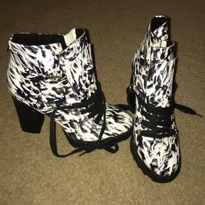 CALVIN KLEIN cute comfy boots!